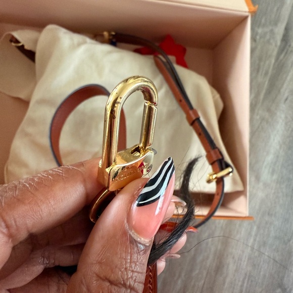 Louis Vuitton Saumur BB in Epi Leather – Priced to Sell! - Picture 2 of 9